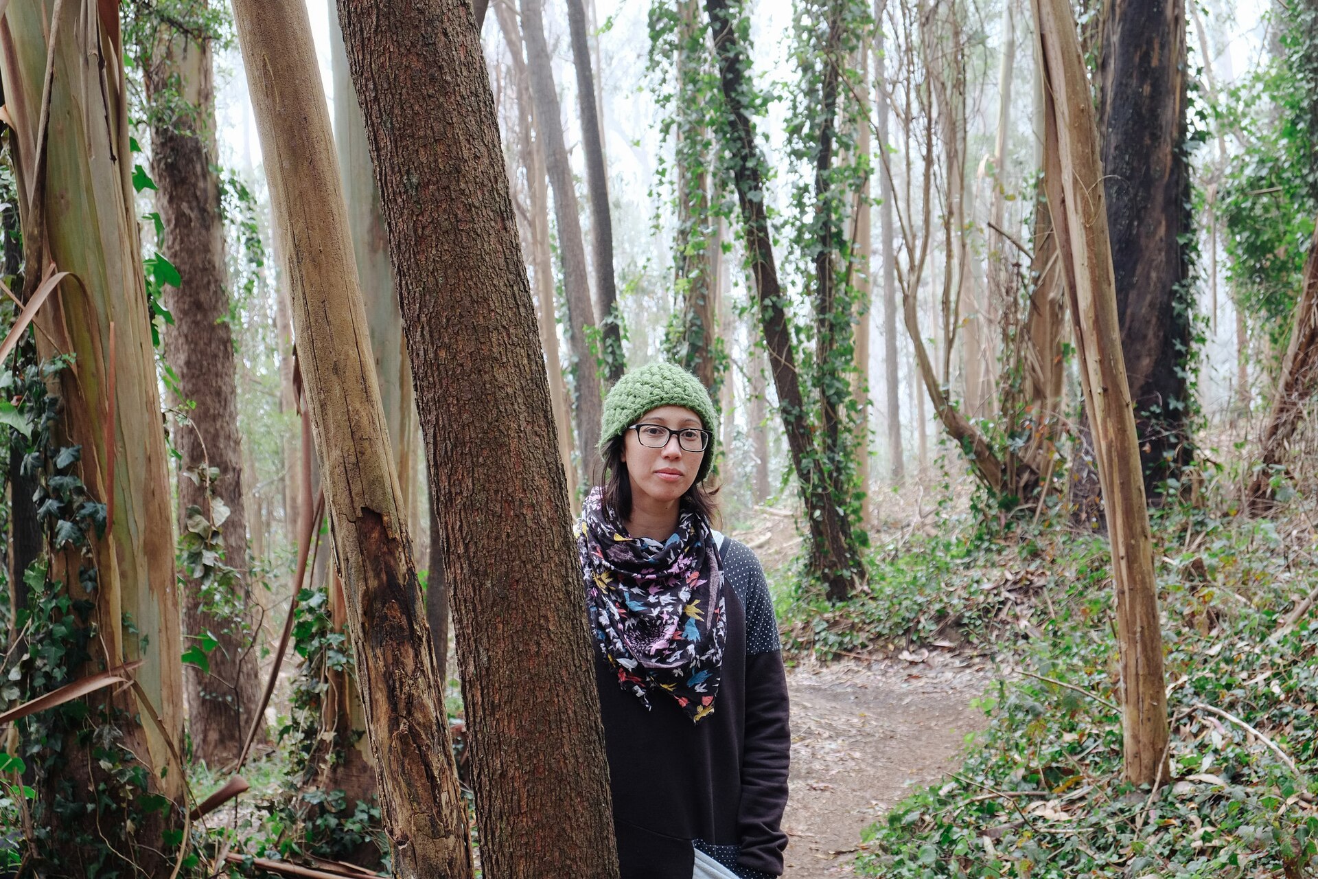 Frau mit forstlichem Bezug in einem Wald in Deutschland